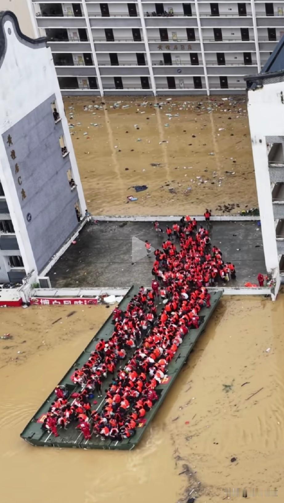 水电铁军安能集团的广西救援现场，这种装备只在军队里见过，民间想都不要想。这种一次