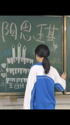 广东的一名女生被全班同学“逼”上台擦黑板，委屈得想哭，但是拉开黑板的一瞬间，瞬间