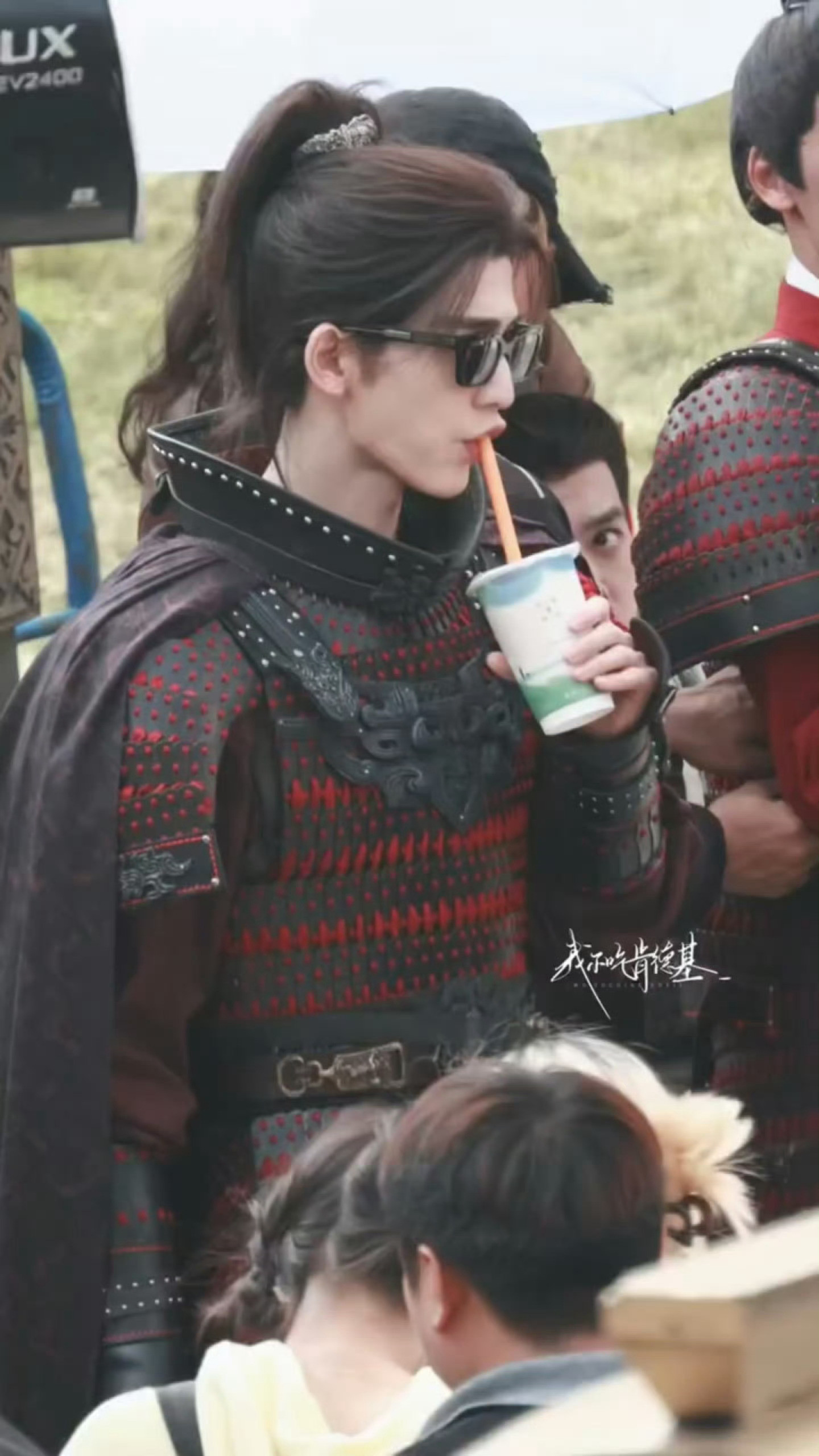 张凌赫古装戴墨镜张凌赫这造型毫无违和感啊，帅的游刃有余