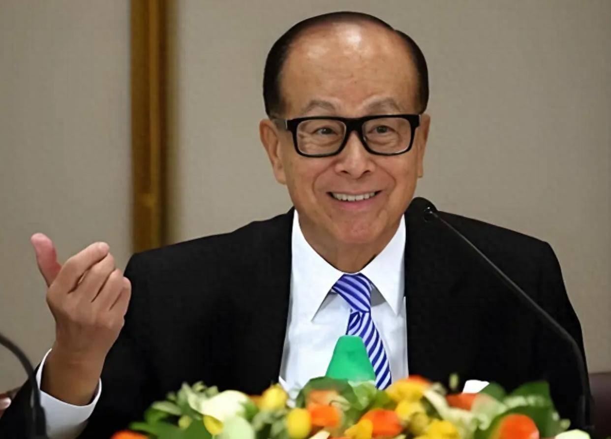 中国不挽留，美国不收留，被夹在中间的李嘉诚，终于玩不转了！大公报四次三番喊话，被