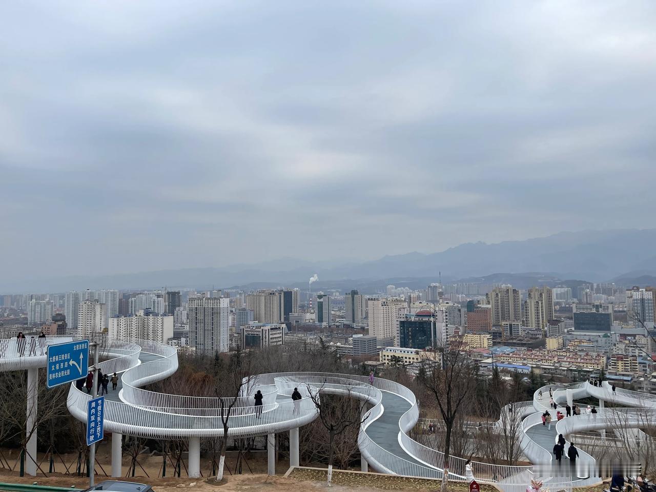 宝鸡市区又多了一处旅游景点和网红打卡地，北坡刚竣工的空中栈道。今天