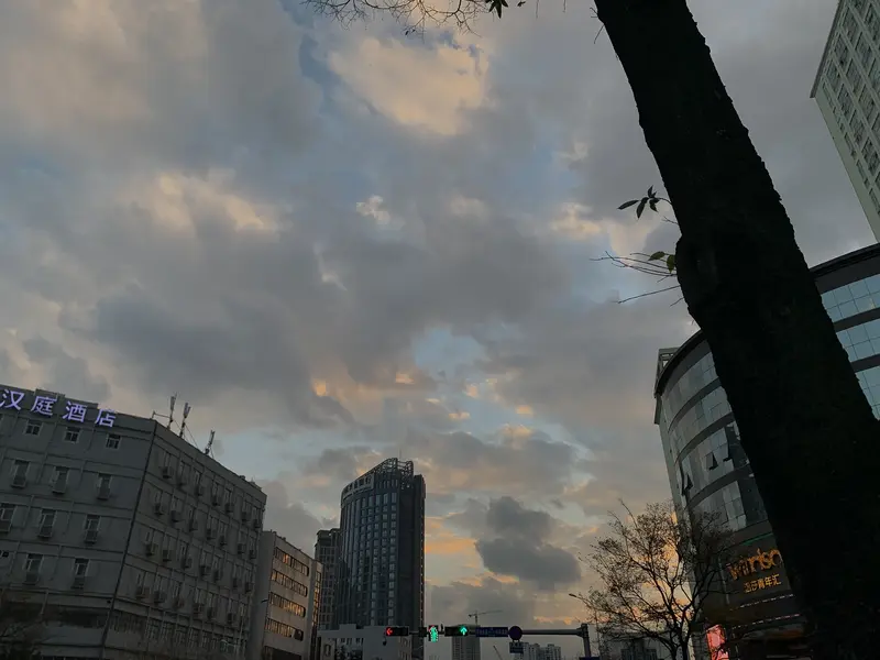 冬日生活打卡季冬日生活里来点时尚的料！深圳时装周上的小姐姐们那叫一个...