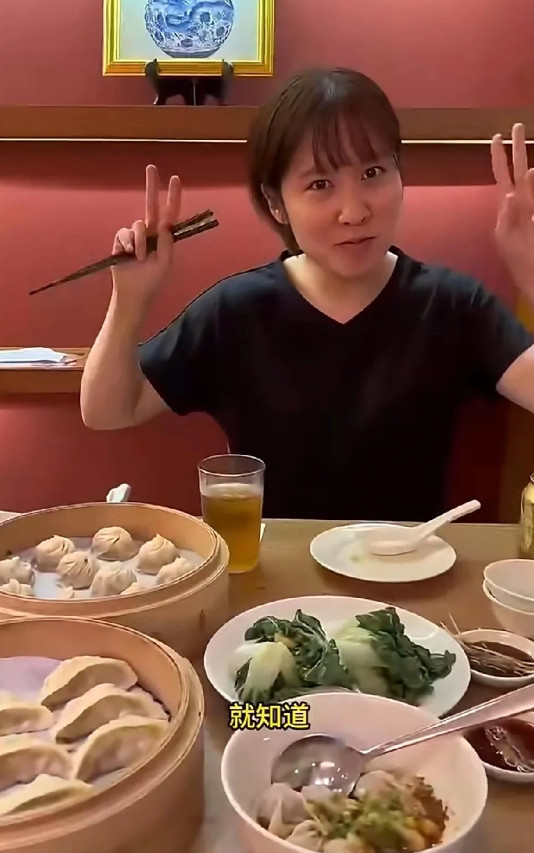平野美宇面对中餐毫无抵抗力，饺子入口那欢喜模样太真切，一口下去连连点头还比耶。中