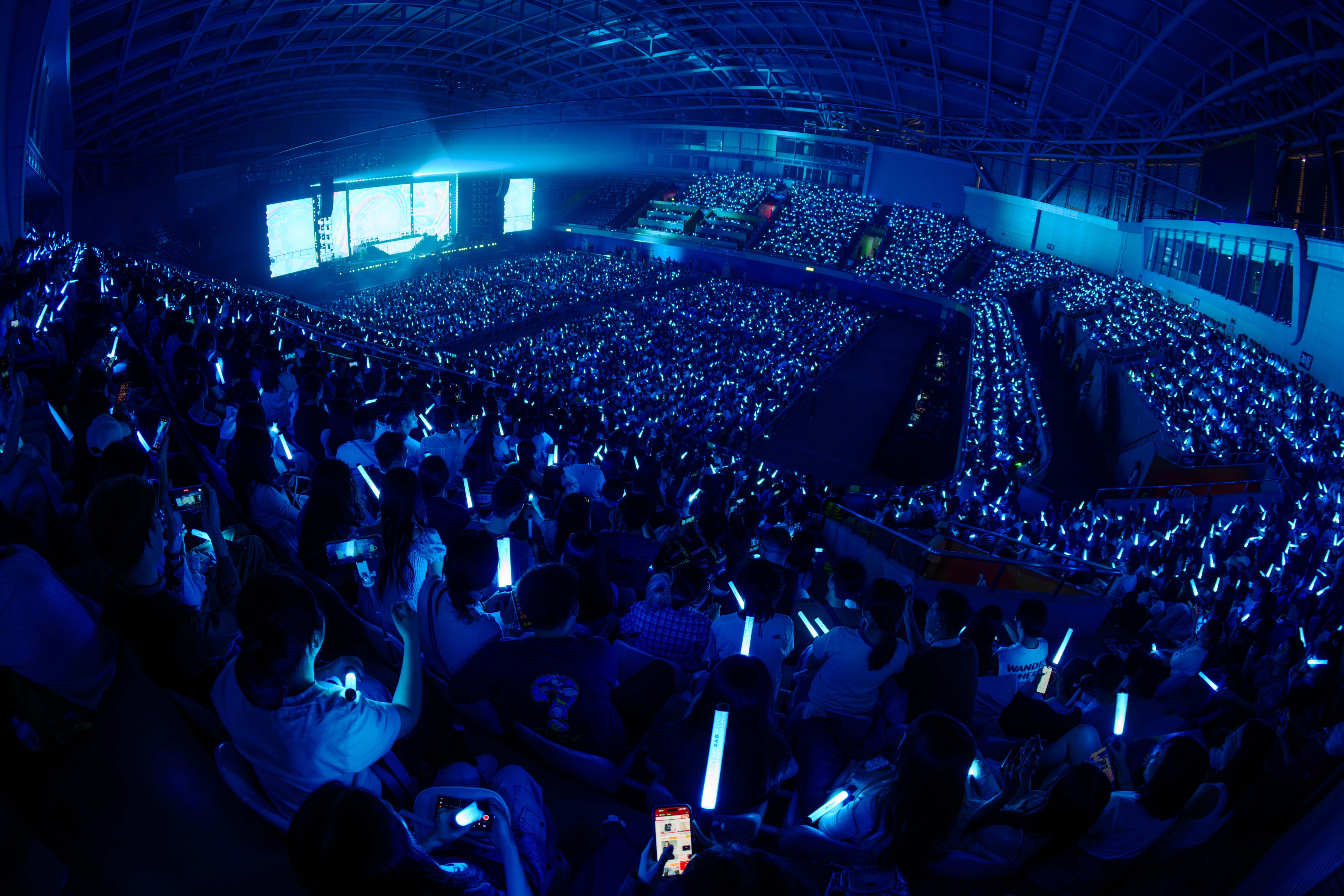 去by2演唱会蹦迪凑热闹谁懂啊！By2演唱会现场直接把快乐值拉满！姐妹俩唱跳实力