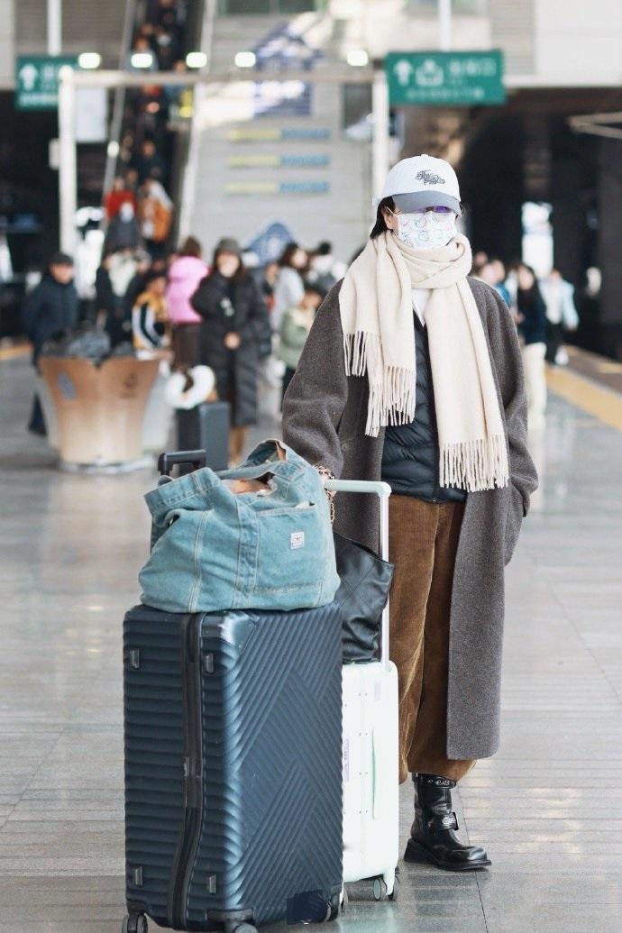 今天万茜现身机场，她这次搭配的很有潮流时尚感，气质也很出众，真的是太潇洒了。