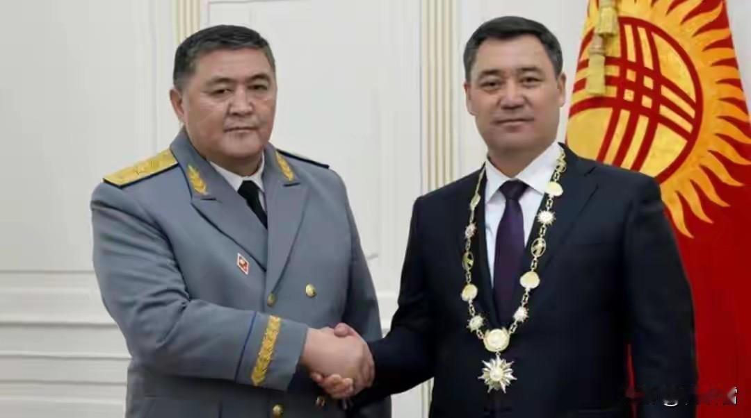 事出反常必有妖？视频被爆出来，就证明他已经失势了。2025年12月，塔希耶夫主持