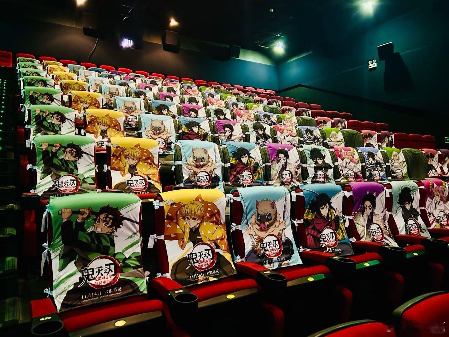 闹钟化作“鬼杀队集结铃”，我怀揣热忱奔赴《鬼灭之刃：无限城篇》零点场！影院满座刹