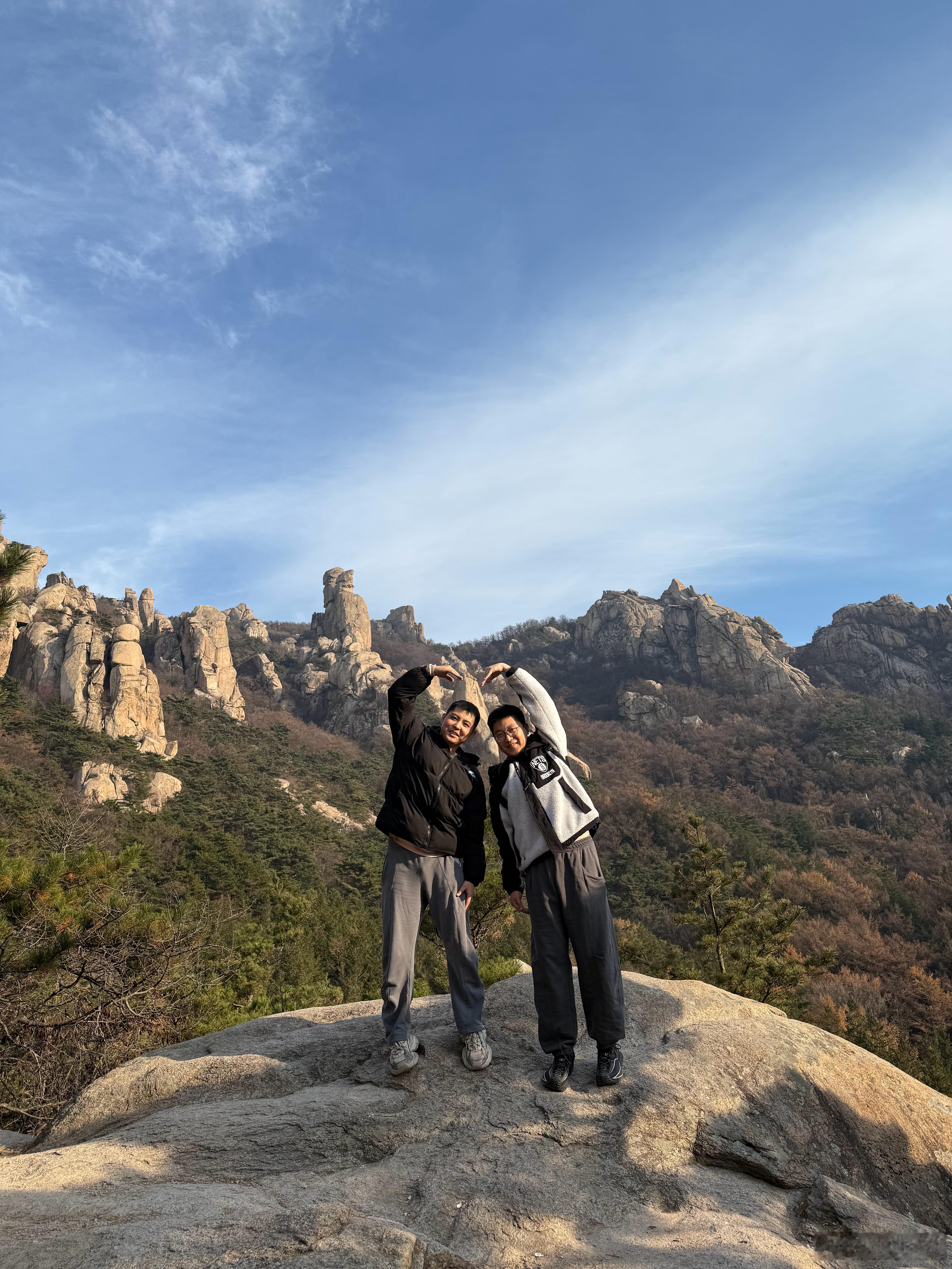 又来青岛和爬山了，山顶好冷，但是穿着棉服又一身汗