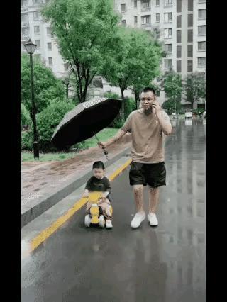 爸爸带娃[汗]都说“爸爸带娃，活着就好”，这话真是一点不假。之前逛街，孩子在