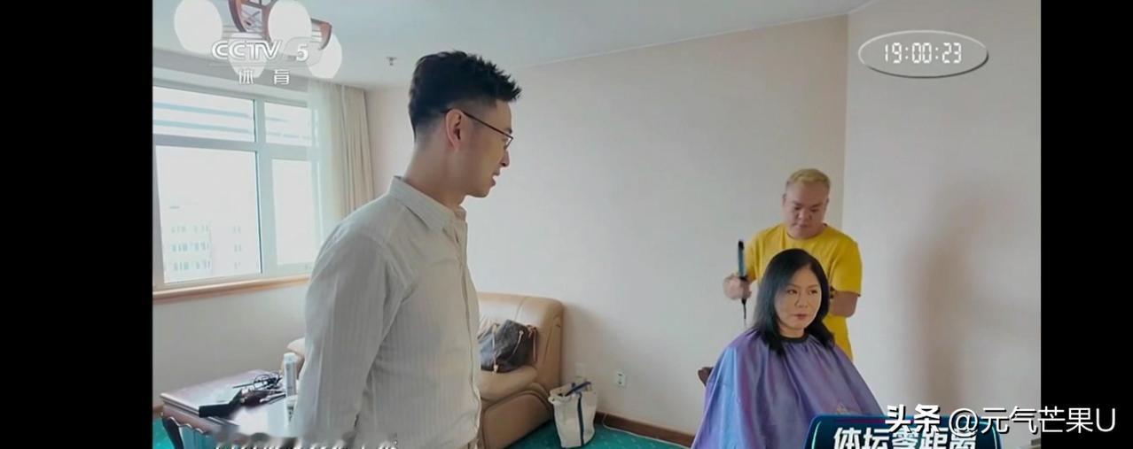 昨晚央视体育频道的访谈节目中，主持人邵圣懿展现了巧妙的采访技巧。他不仅避开了直接