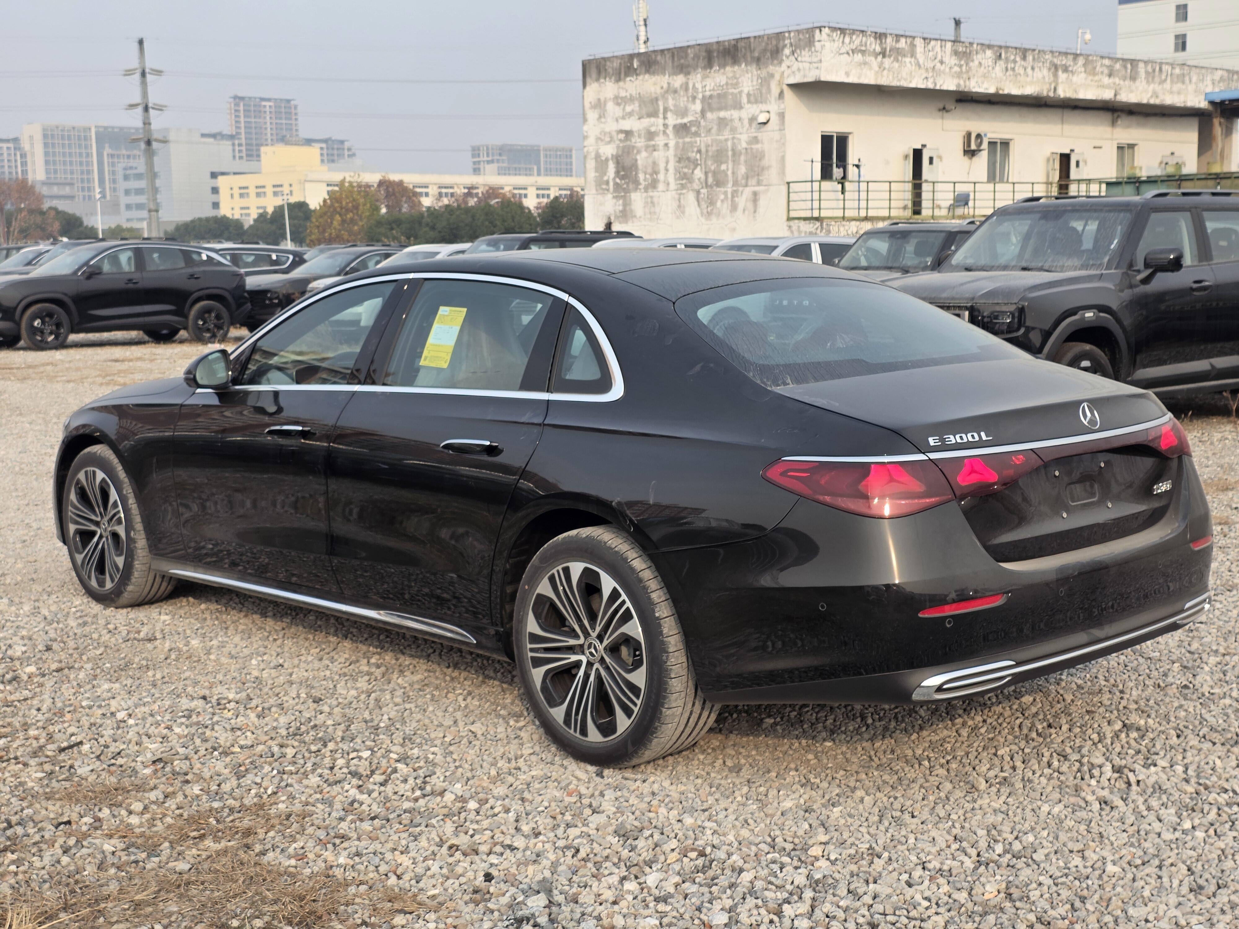 稀缺资源26款孟加拉红内饰的E300L豪华E300L豪华型轿车（806）黑/孟加