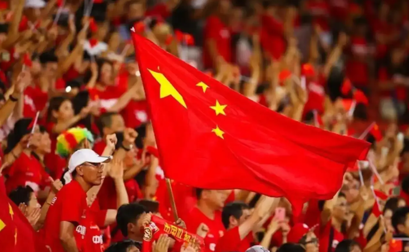 中国男篮凭借本届亚洲杯上的优异成绩和表现，不但受到了球迷们的高度赞扬，而且还让中