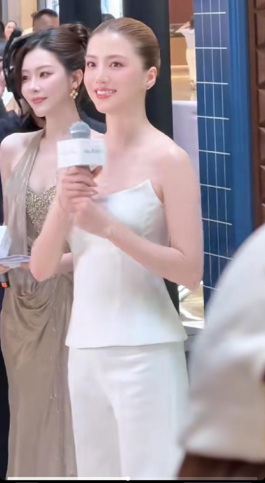 怪不得林峰老婆自卑哭，这么漂亮气质的前任能没压力[呲牙笑]！吴千语真的好有气质，好