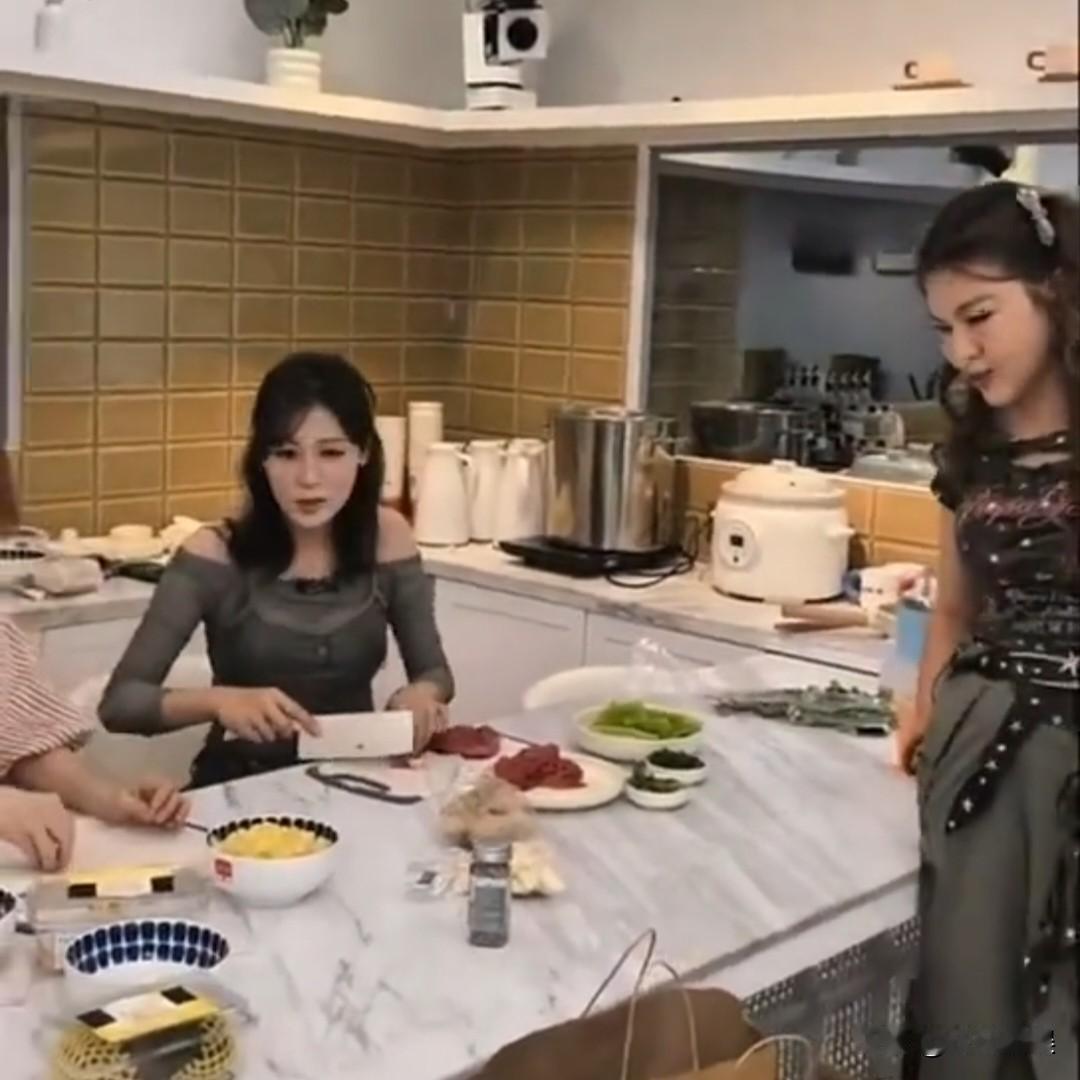 叶一茜，太圈粉了！5月24日，叶一茜在综艺节目中做水煮牛肉的片段，瞬间冲上热