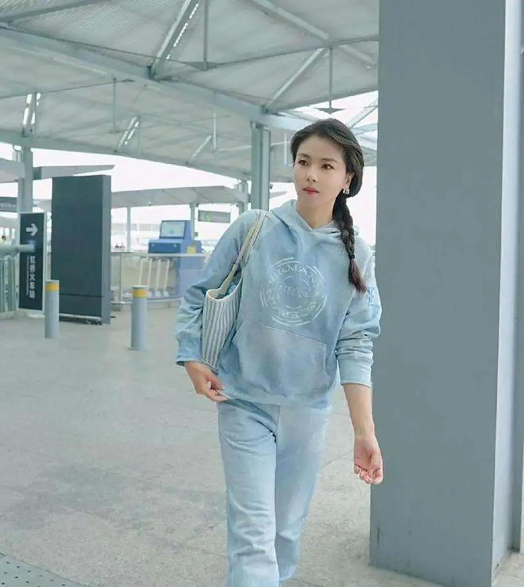 刘涛47岁再聊当年演阿朱，直接说膝盖会响、雌激素往下掉，爬楼得咬牙。二十年前