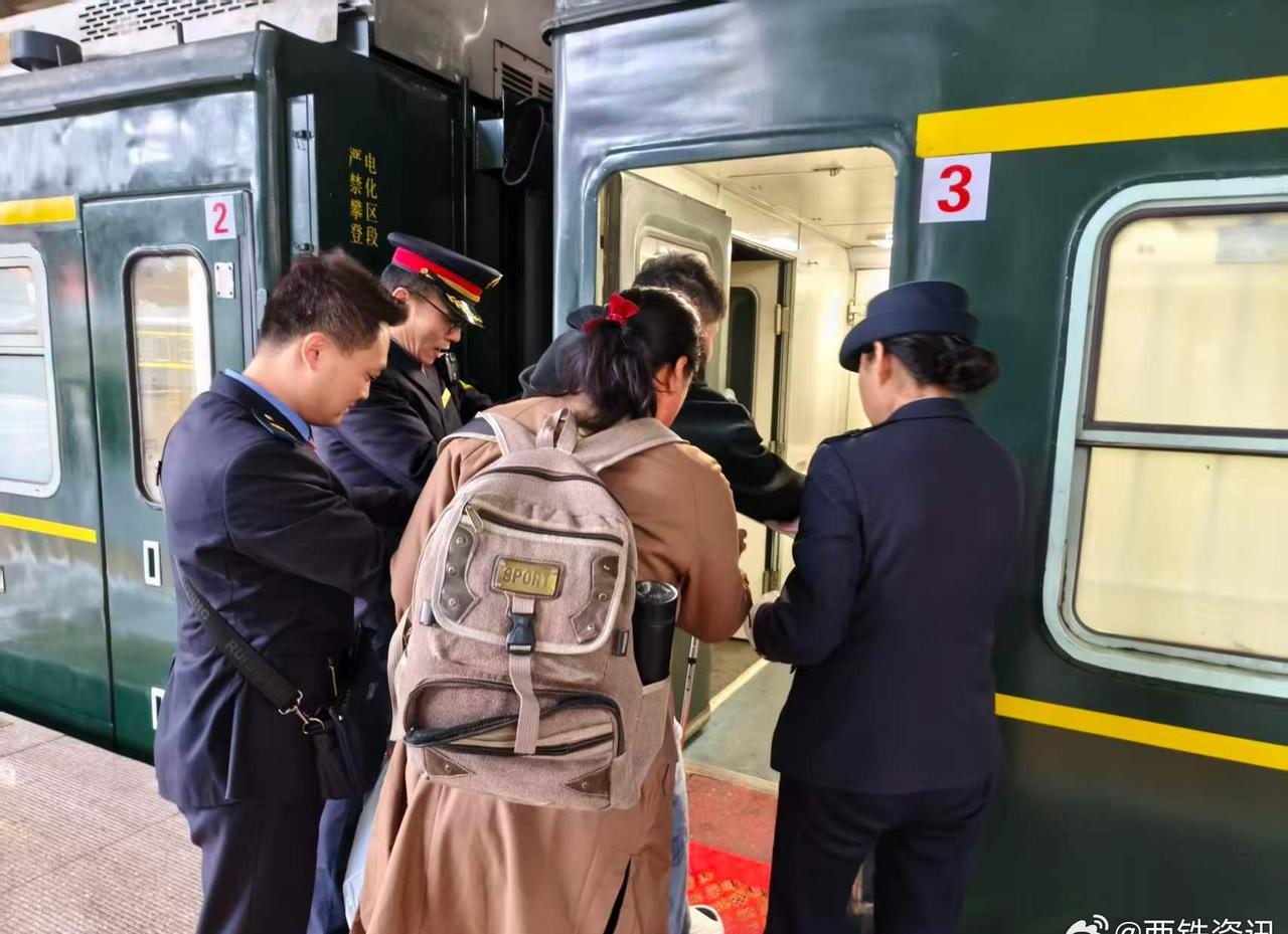 月30日清晨，西安站7006次公益慢火车上，列车长周克强发现一名术后拄拐