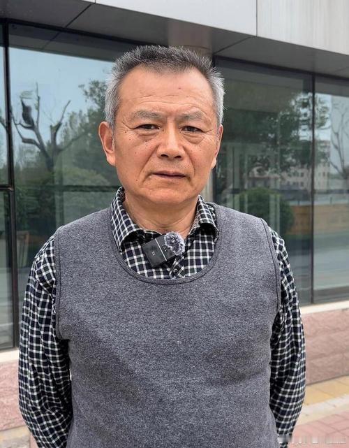 浙江一个60多岁退休老头，退休工资8000元，还有一套房子出租，租金3000元。