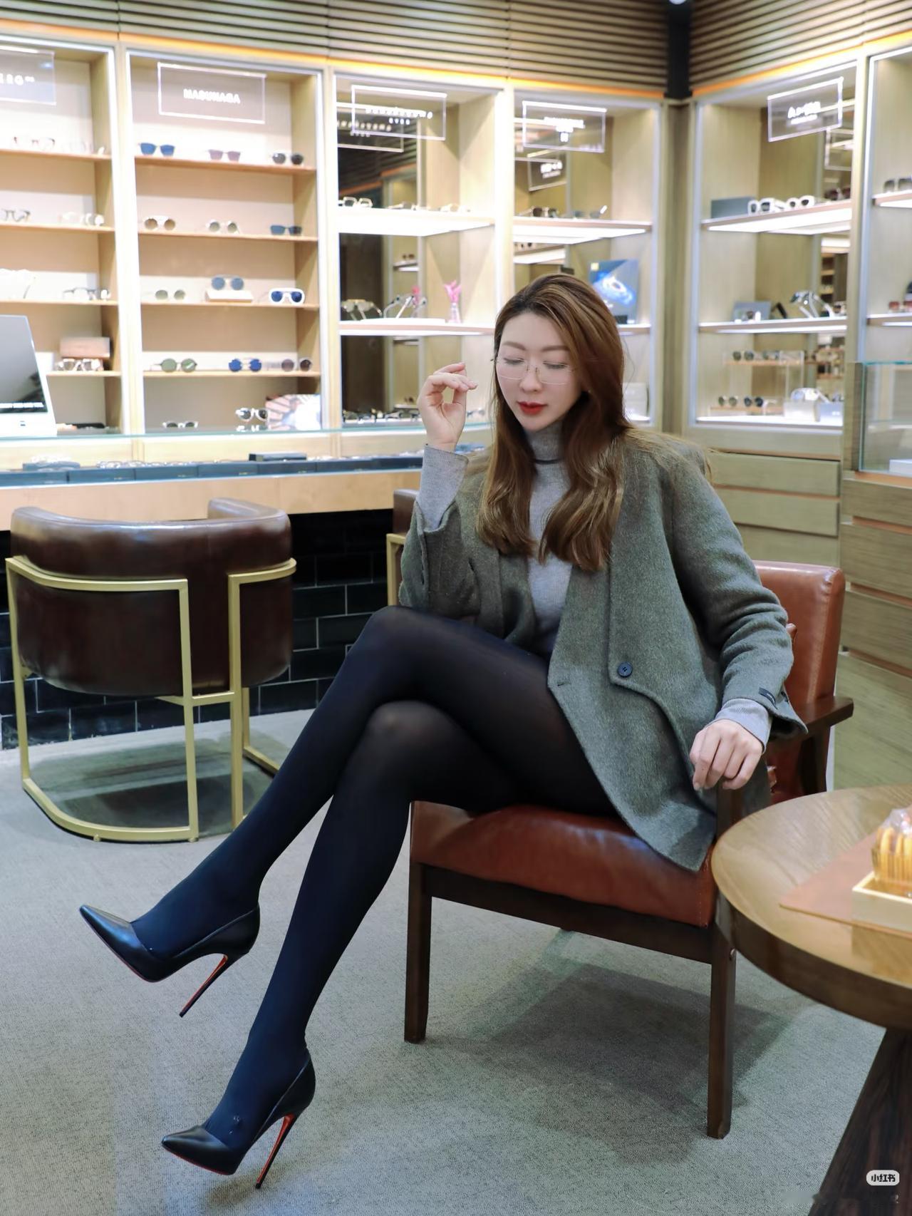 优雅眼镜店内，时尚穿搭，墨镜试戴，精致生活。气质穿搭怎么穿才恰到好处?怎样完成