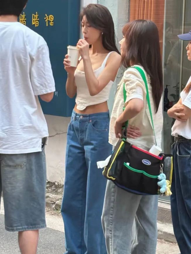 真的不敢相信，这是女人48岁的状态，难怪女星都不结婚生娃了，快50岁了还像20岁