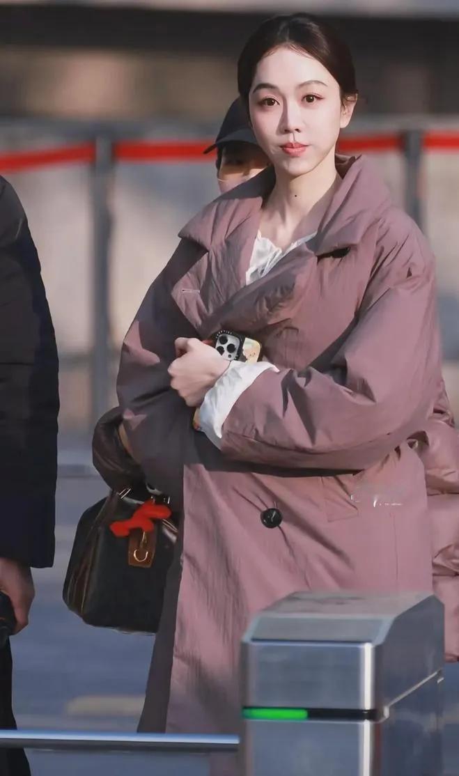 ✨姜妍｜温柔到骨子里的冬日穿搭姜妍这一身也太会了吧！豆沙粉羽绒服温柔又