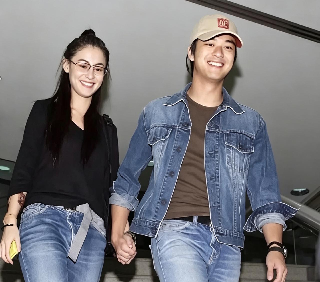 翻到这张旧照挺唏嘘。那会儿张柏芝和陈晓东手拉手赶飞机，穿得随便，笑得却真。没团队