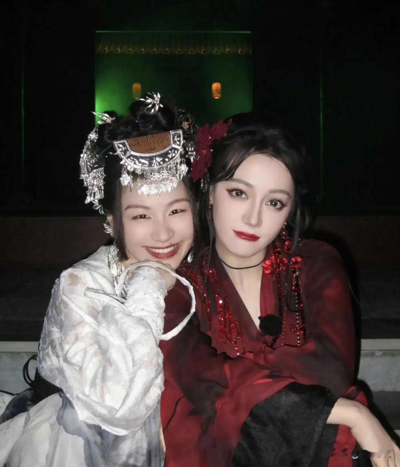 现在人的审美都很西化，凡是长的像外国人的或者混血的女明星，就觉得是大美女，就像是