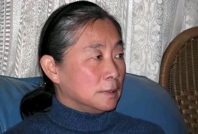 1985年，身为郑州市副市长的刘源去车间视察工作。突然，他见到一个女工并惊讶地想