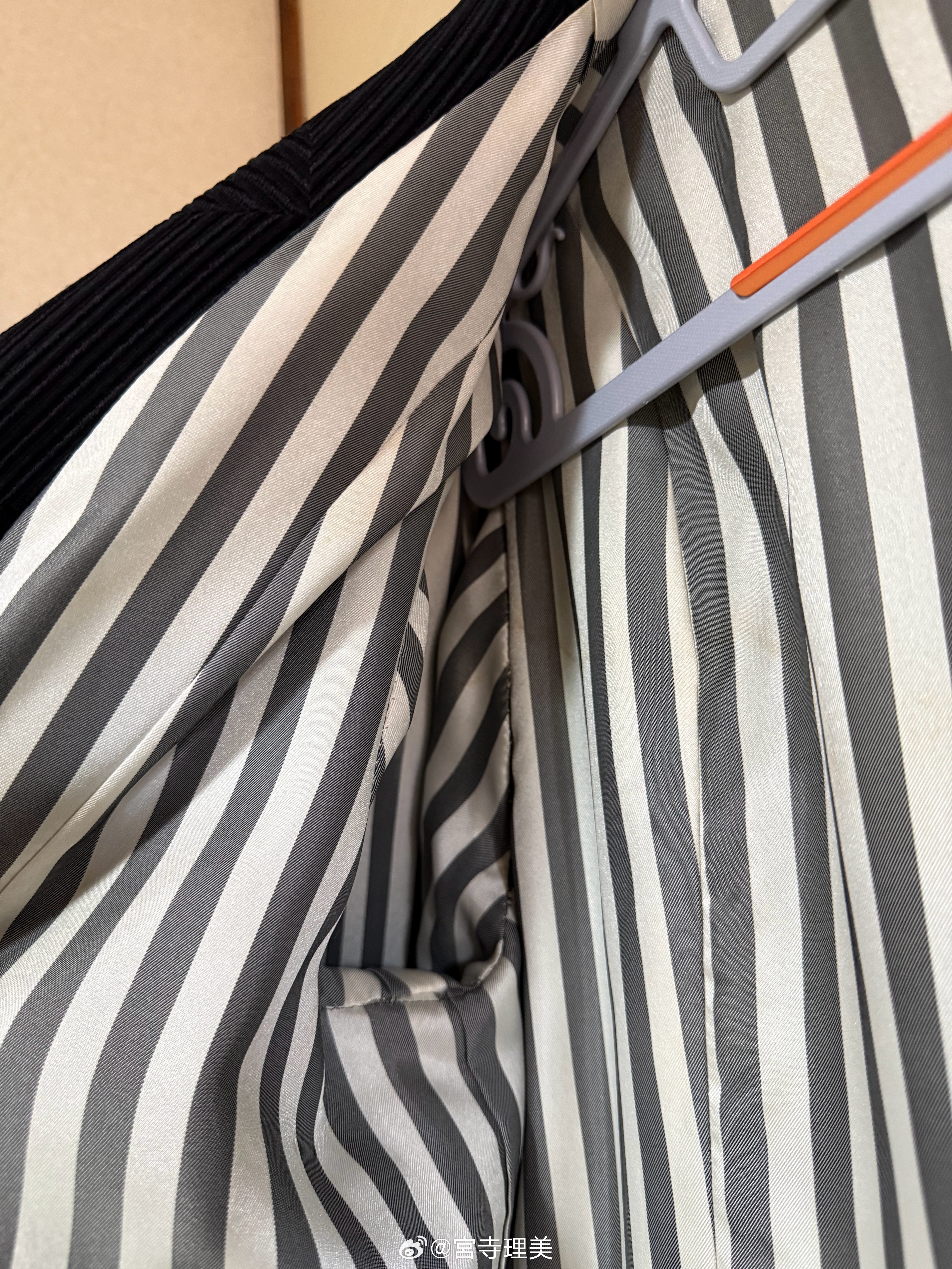 最近婆婆经常给我衣服。今天送我一件外套。我想是80年代左右的衣服，剪影很漂亮，大