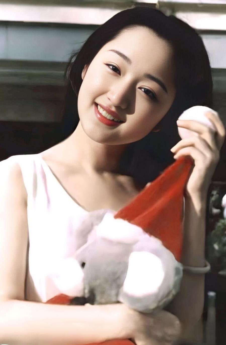 50岁的杨钰莹至今单身，这事儿挺让人好奇的。她曾和赖文峰有过一段情，分手26年，