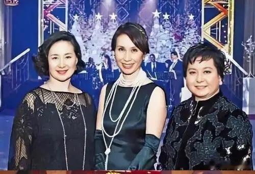 何超蕸，“赌王”二房三女，出生于1966年，享年60岁。蕸字，读音“xia”，