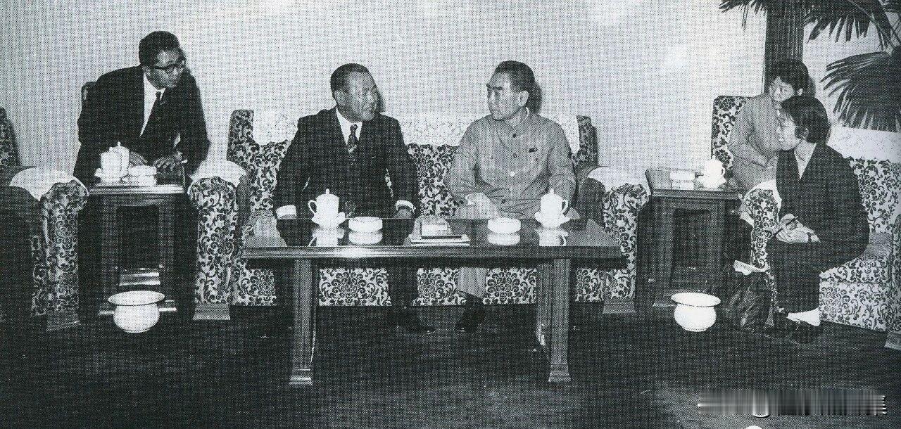 1972年9月25日起，周恩来总理与田中角荣首相在人民大会堂进行建交谈判，总理一
