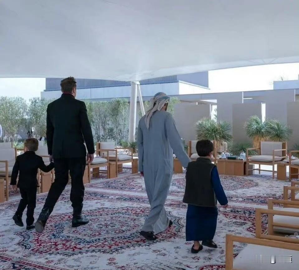 马斯克携子访迪拜王储携女亲迎上演