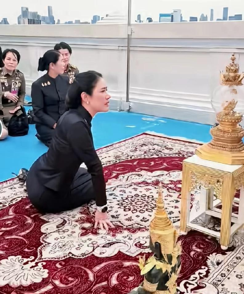 诗妮娜现在非常的聪明，做事低调，不和苏提达王后争宠。她沉稳大气学会包容。泰国后宫