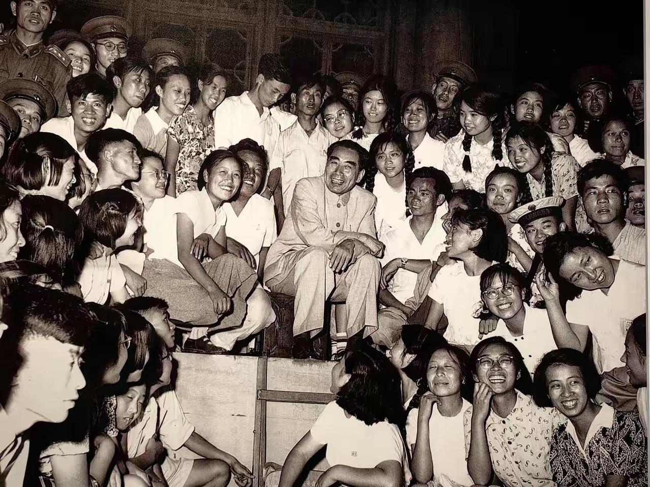 这才是人民“爱戴、拥护”的领导人吧我们最最最最敬爱的周总理…