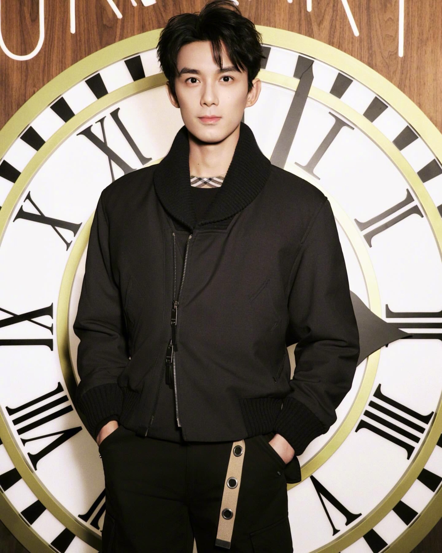 Burberry官方发布在北京出席庆祝品牌快闪冰场开幕活动的：品牌大使吴磊、陈坤