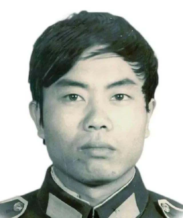 1987年，1缉毒民警，以回族老板身份打入毒贩内部，吃饭时，毒贩突然夹起一块猪肉