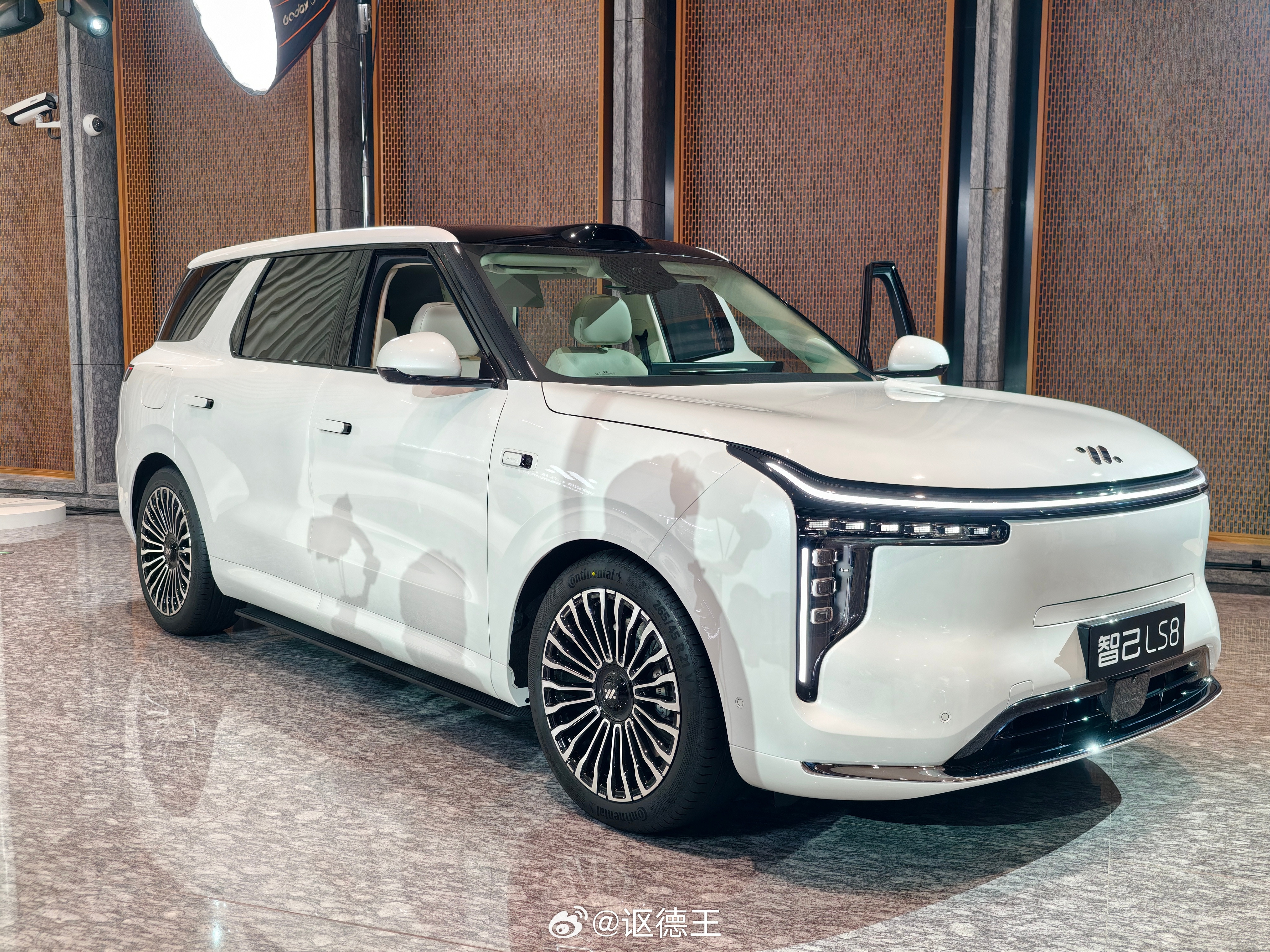 如果能接受智己特色鲜明的内外饰设计，那么LS8还是非常香的，尤其五座版，空间是真
