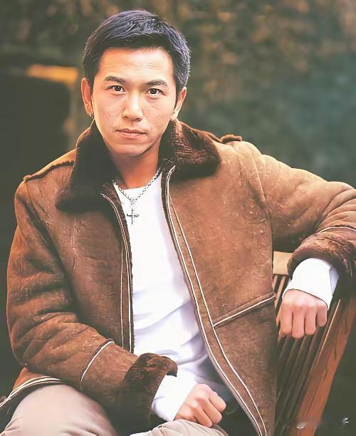 1992年，王晶在片场临时给温兆伦加了句台词：“回去诛你九族”。全场人都听懂