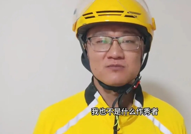 研究生送外卖拍视频的男子道歉了。好像是因为有家长投诉说这样的视频影响自己孩子学