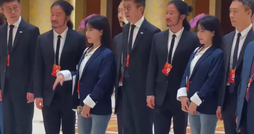 谢楠该如何面对？吴京真面目已经暴露出来了，一头乌黑的马尾辫与众不同，天呐！难