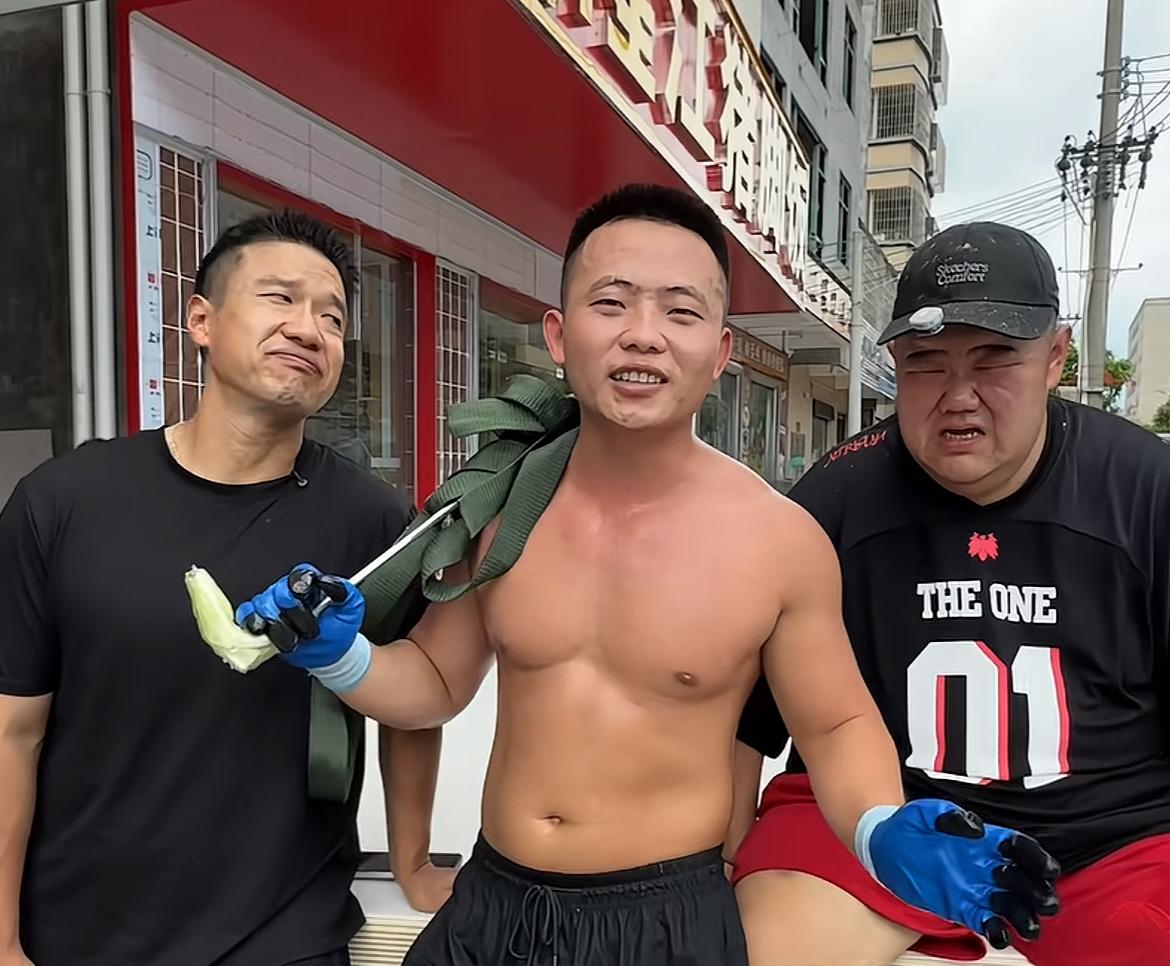 “扛楼战神”阿兴真的太勇猛，刚刚结束在深圳的扛楼，紧接着带花胖和俞涛前往湛江扛楼