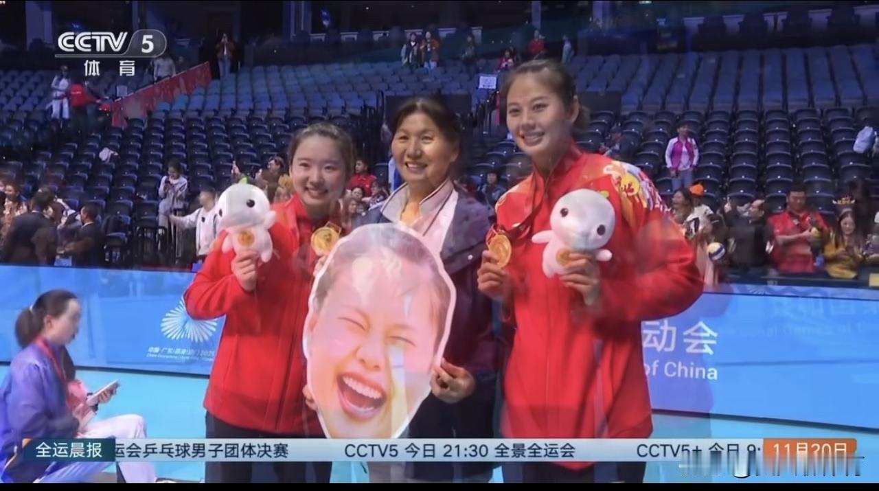 原来昨晚上龚翔宇的妈妈也来现场看女儿夺冠了🏆！颁奖典礼结束后，中间这位拿着小宇