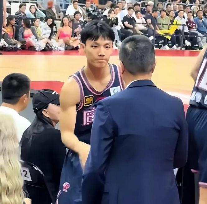 陈海涛提前离场！跟队记者曝3个扎心细节，杜锋这回真要下课了？终场比分定格在7
