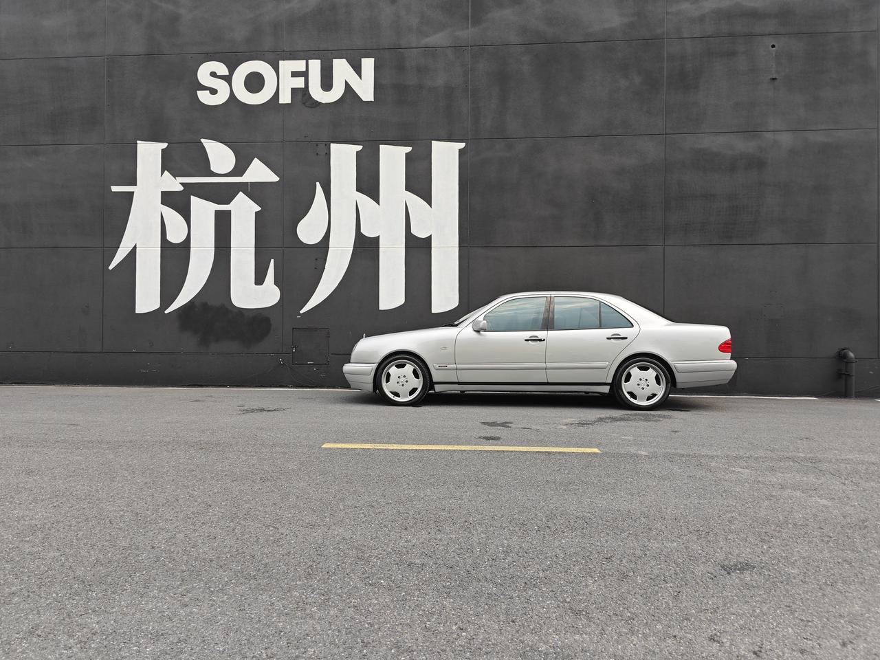 杭州人开车是真的猛，本来以为山东猛，但其实相比西安还能柔和一点。在杭州，每次红