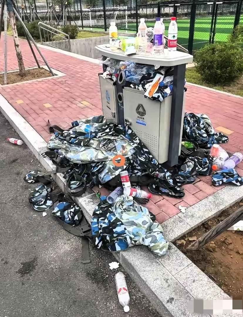 又到一年军训结束时，你们有没有看到那垃圾桶里堆满的军训服？真的太让人痛心了！一