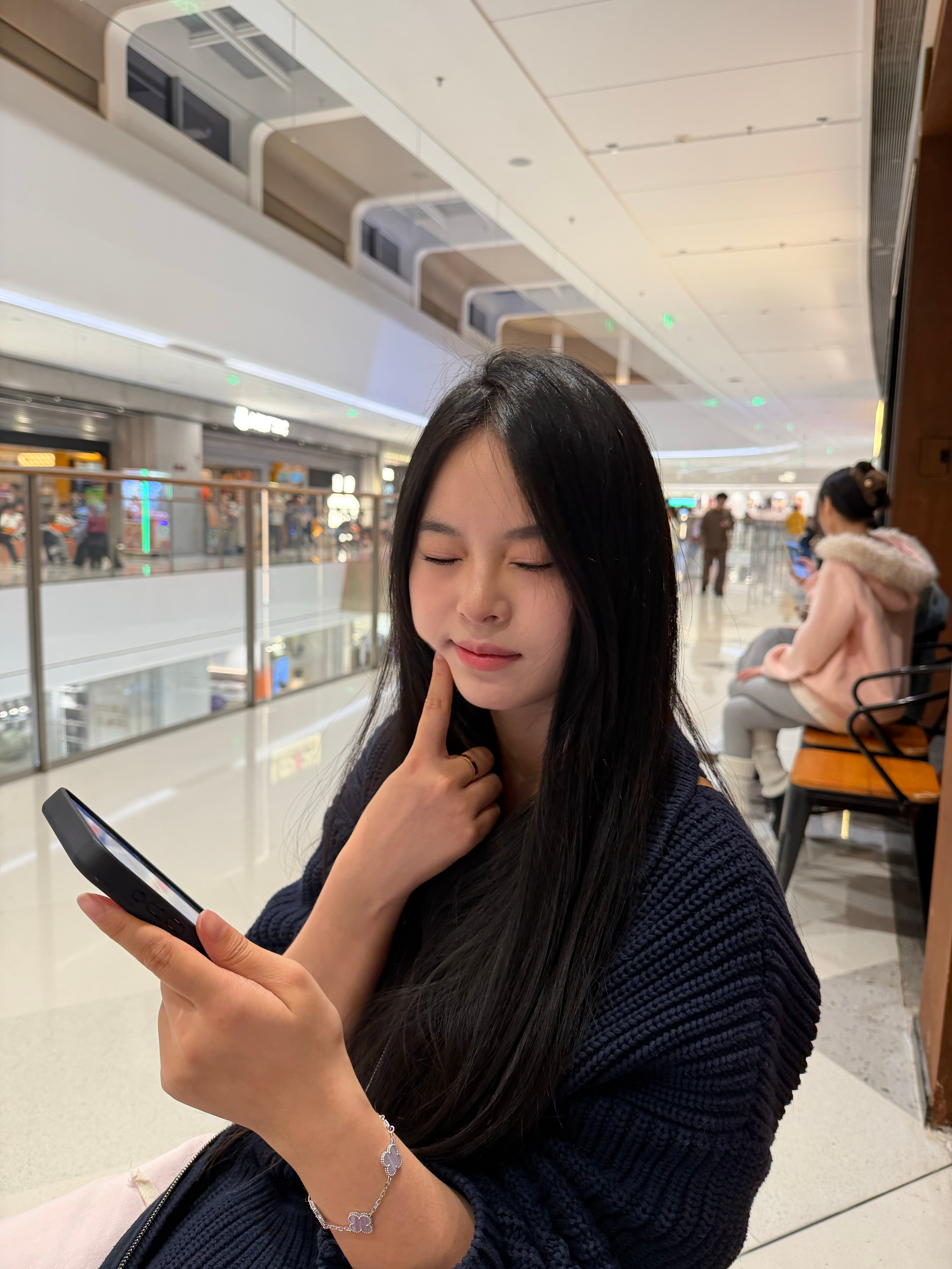 出来和朋友吃椰子鸡！吃完去上网嘻嘻嘻😬