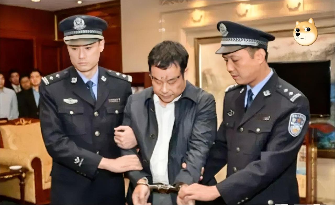 最近反腐专题片又放了，说“围猎”是污染源，不清掉就查不完。军队那边确实见了红，但