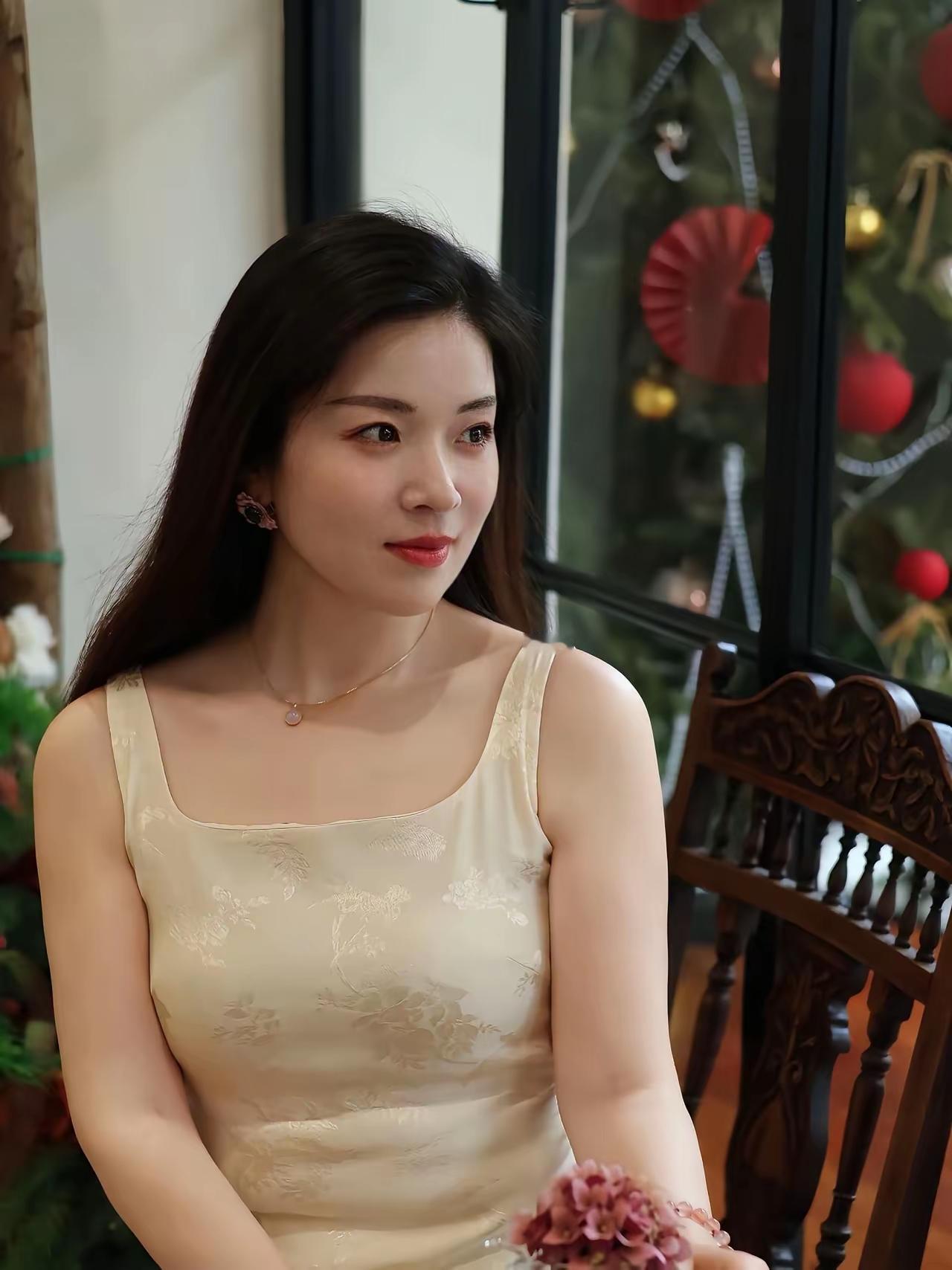 优雅圣诞氛围中，温柔少女静坐沉思