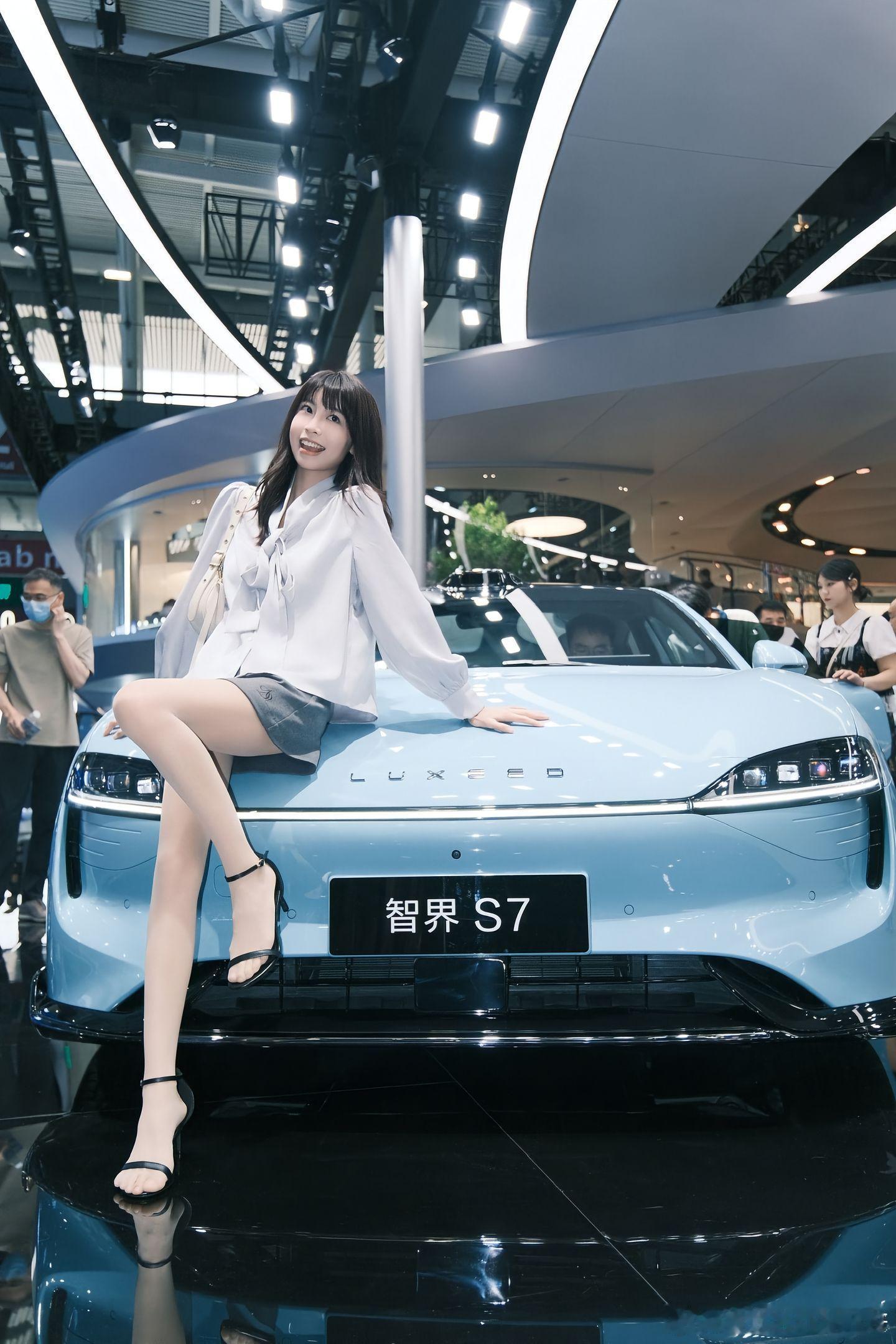 一字带凉高搭配丝袜，最近很流行呀～​​​