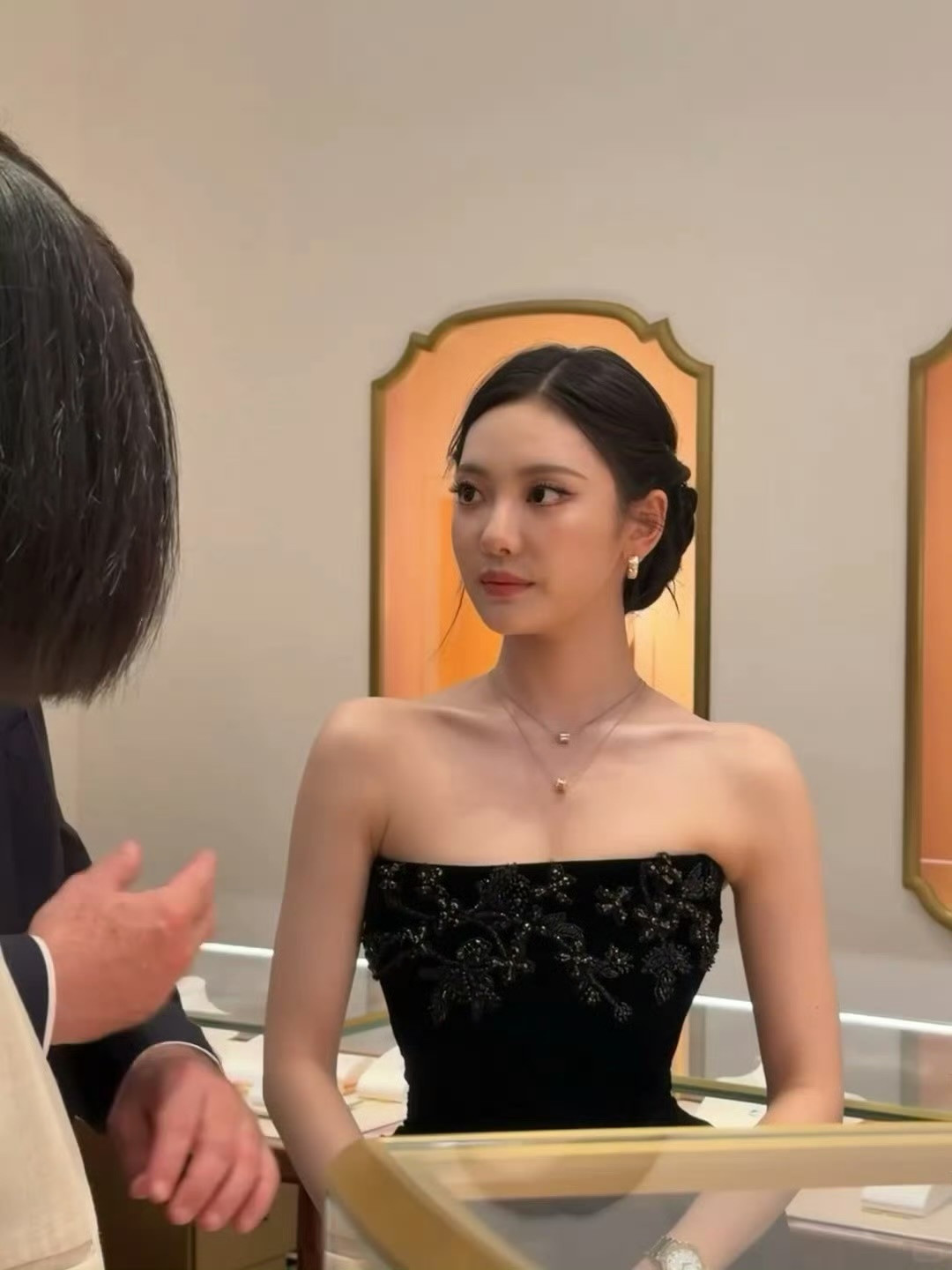 都在说宁艺卓穿了高定参加活动，但这次的高定造型被买手店认领了，有点子尴尬……